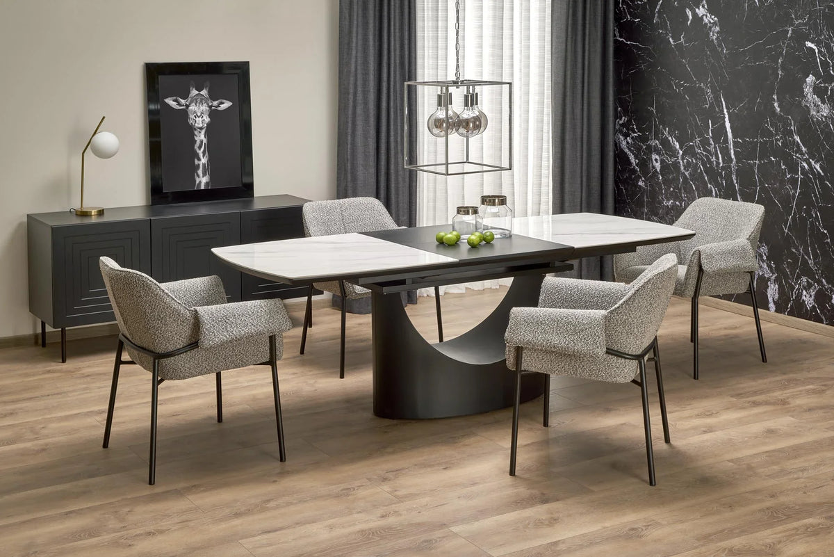 Esszimmer mit Esstisch und gepolsterten Stühlen