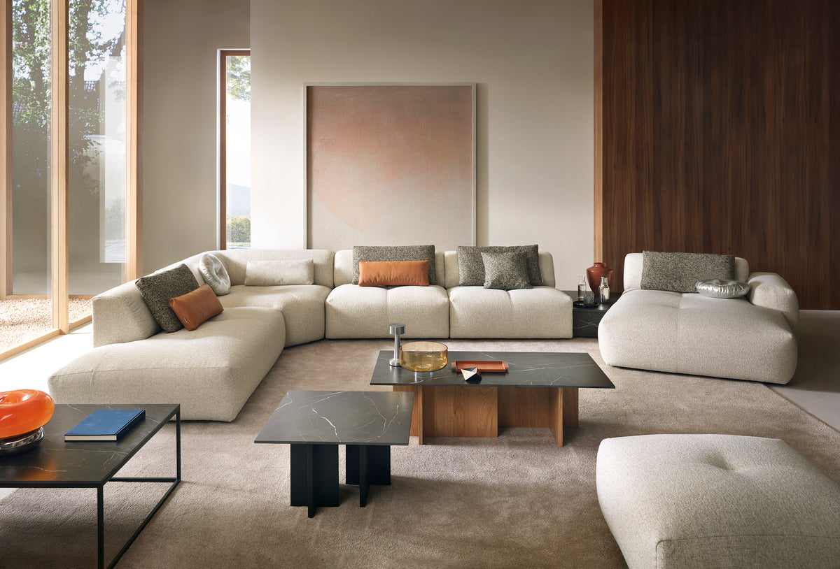 Helles modulares Sofa in einem Wohnraum mit großen Fenstern